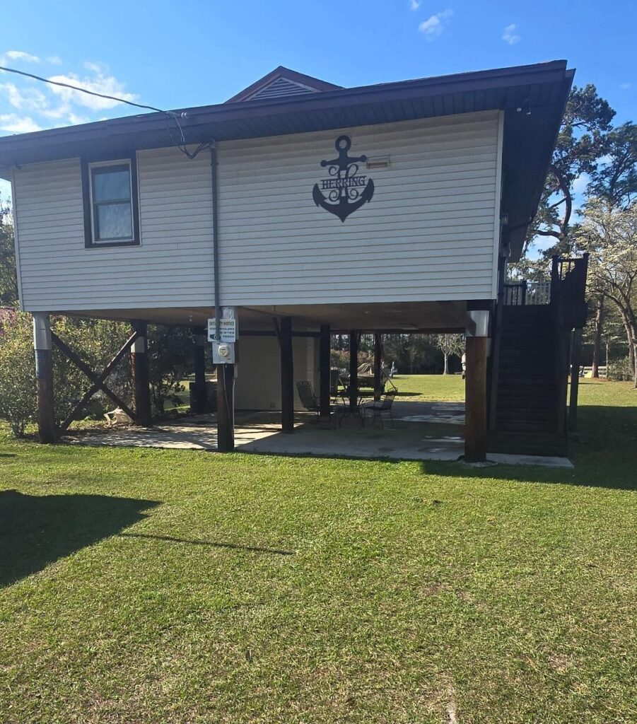 Front Image of Vacation Rental House: Cabin on Lake Moultrie in Bonneau Beach - private boat ramp & dock