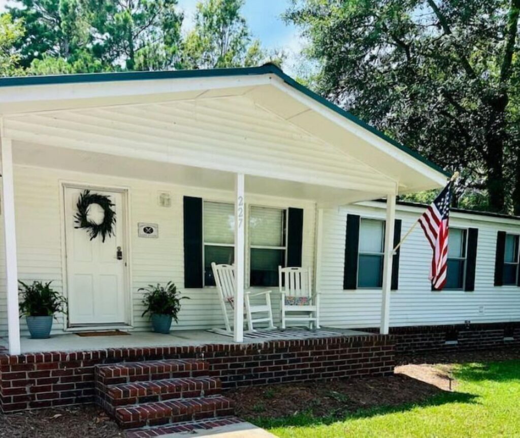 Front Image of Vacation Rental House: Three Little Birds Canal Cottage