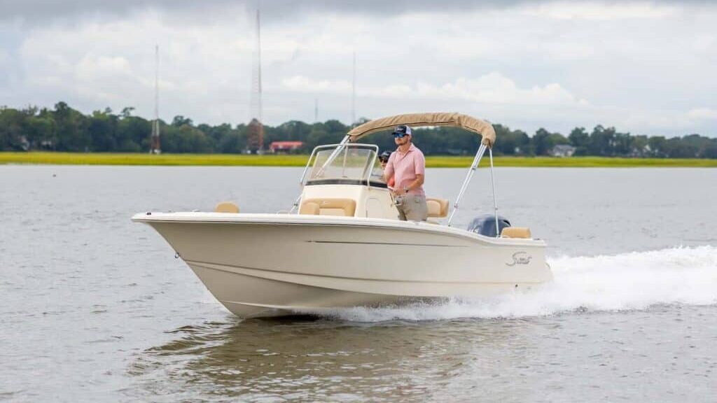 Running image of the Scout 195 Sportfish.