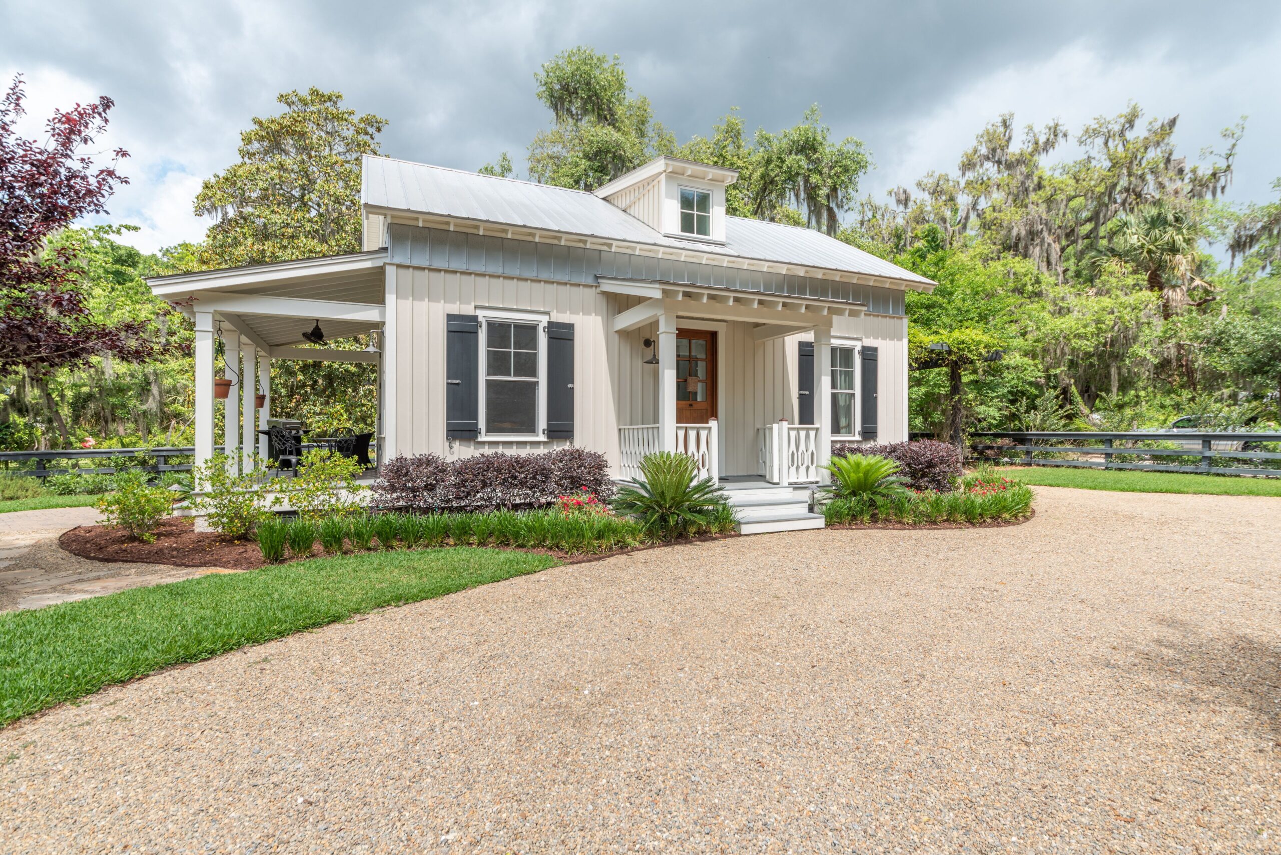 Cedar Bluff Cabin in May in Old Town Bluffton on the river Cedar Bluff Cabin in May in Old Town Bluffton on the river