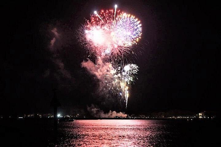Hilton Head Dolphin Watching Cruise with Fireworks Display Hilton Head Dolphin Watching Cruise with Fireworks Display