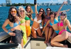2-Hours Private Miami Boat Tour With Champagne