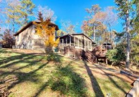 Cozy lakefront escape wviews and dock power